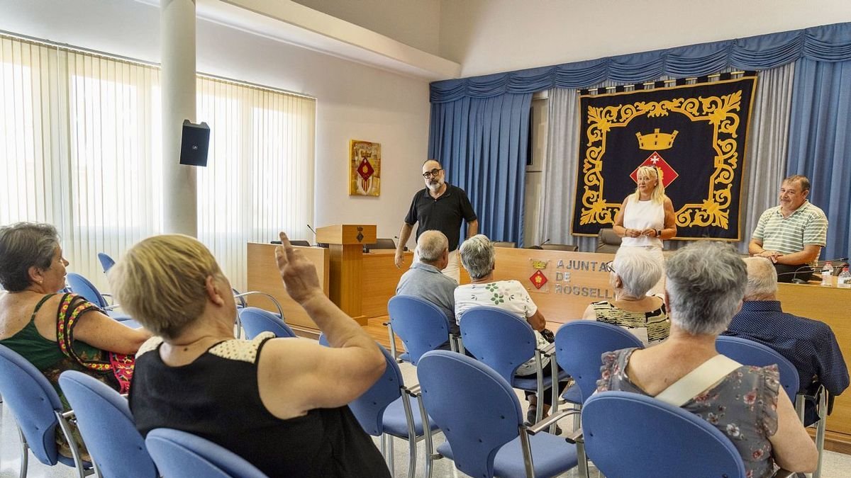 La reunió feta dilluns a l’ajuntament amb les parelles que no van rebre homenatges per les seues noces d’or durant la pandèmia. - PAU PASCUAL PRAT