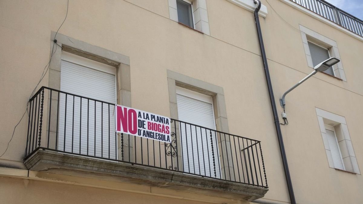 Una de les pancartes en contra de la planta de biogàs a Anglesola. - C.MARSIÑACH