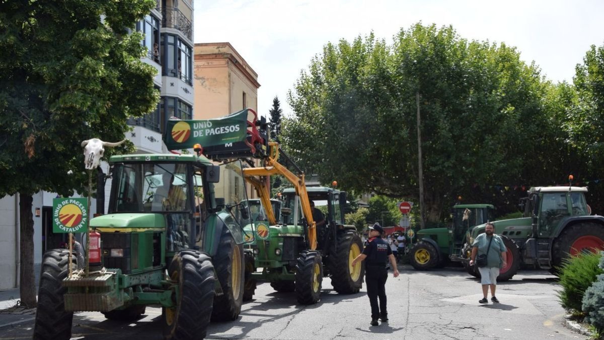 Los tractores se concentraron en la rotonda de la Plaza Catalunya, en el centro de La Seu. - C.SANS