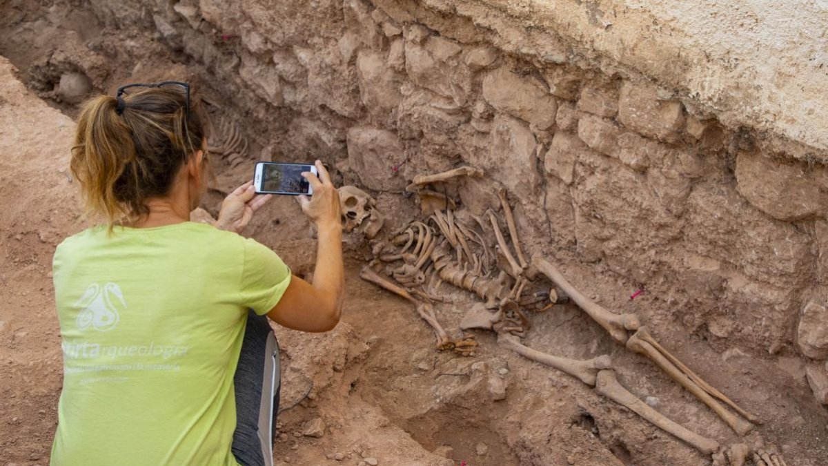 Una fosa con restos de soldados de la Guerra Civil, excavada en 2023 en Bovera, en Les Garrigues. - GERARD HOYAS