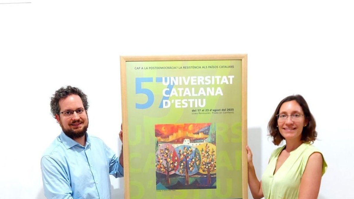 Francesc y Rosa, sobrino-nietos de Palau Ferré, junto al cartel. - FRANCESC MARCO-PALAU