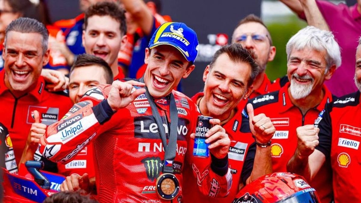 Marc Márquez, con miembros de su equipo. - ESTRELLA DE GALICIA
