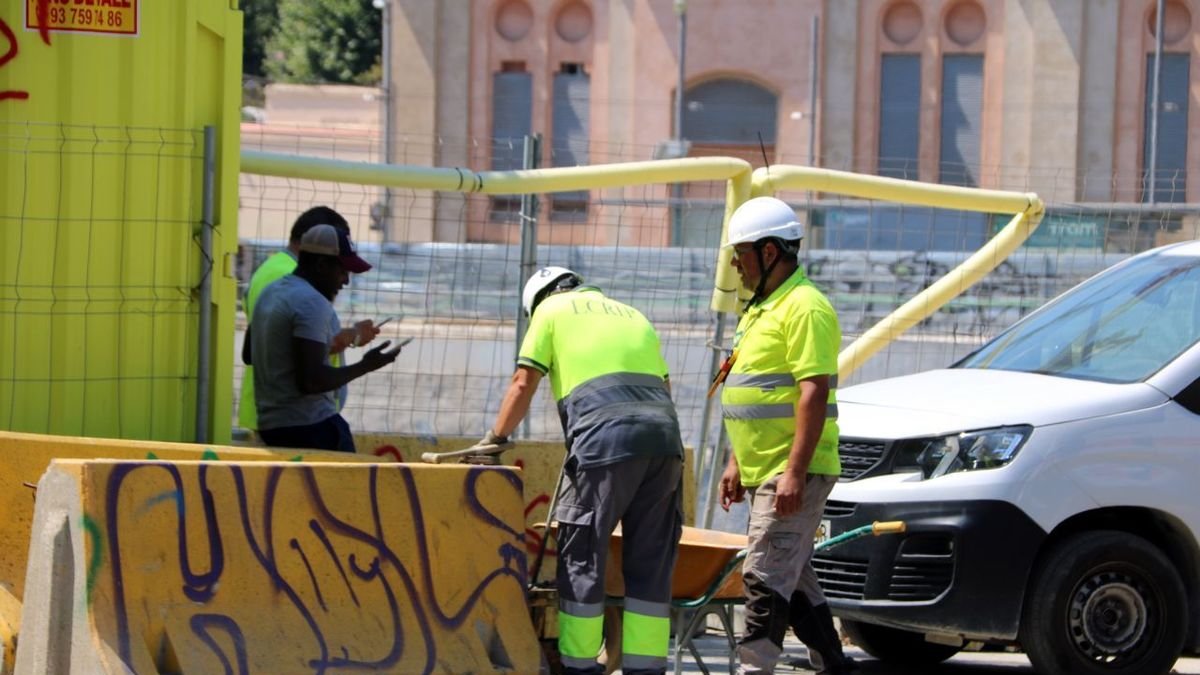 Trabajadores se resguardan del sol en plena ola de calor.