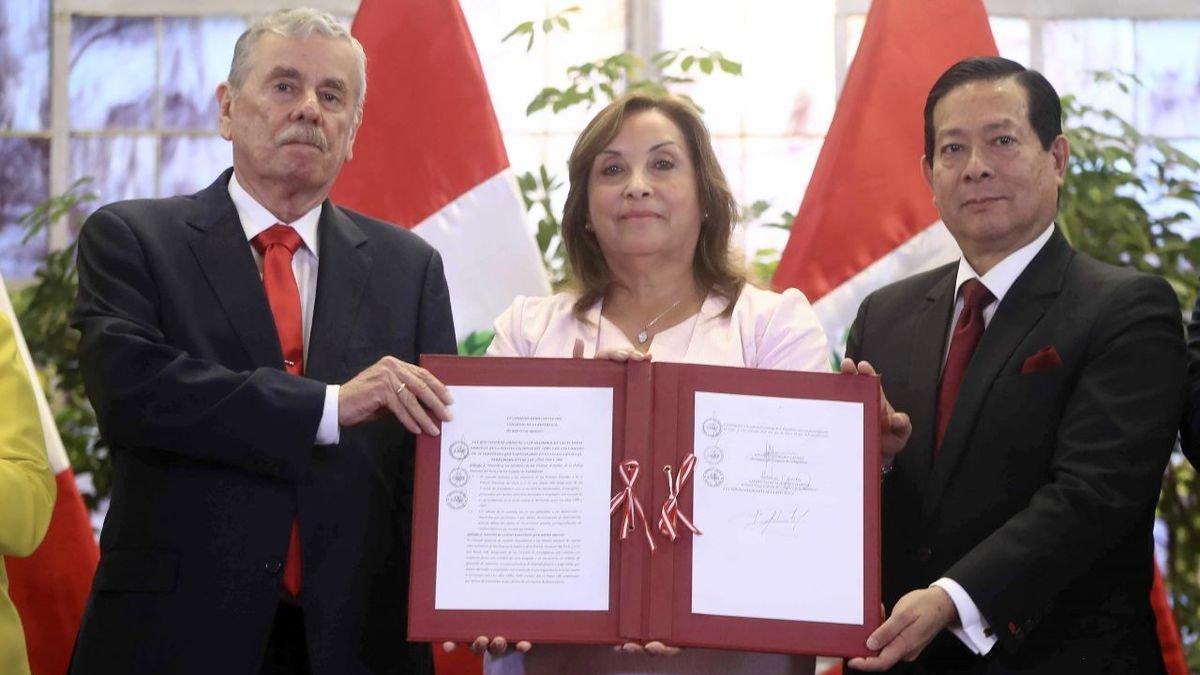 La presidenta de Perú con el documento de amnistía. - EFE/ PRESIDENCIA DE PERÚ