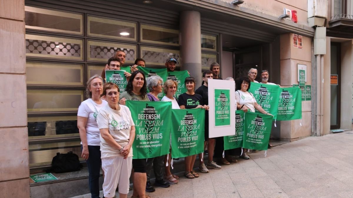 Representantes de las plataformas convocantes, ayer en Lleida. - ALBA MOR/ACN