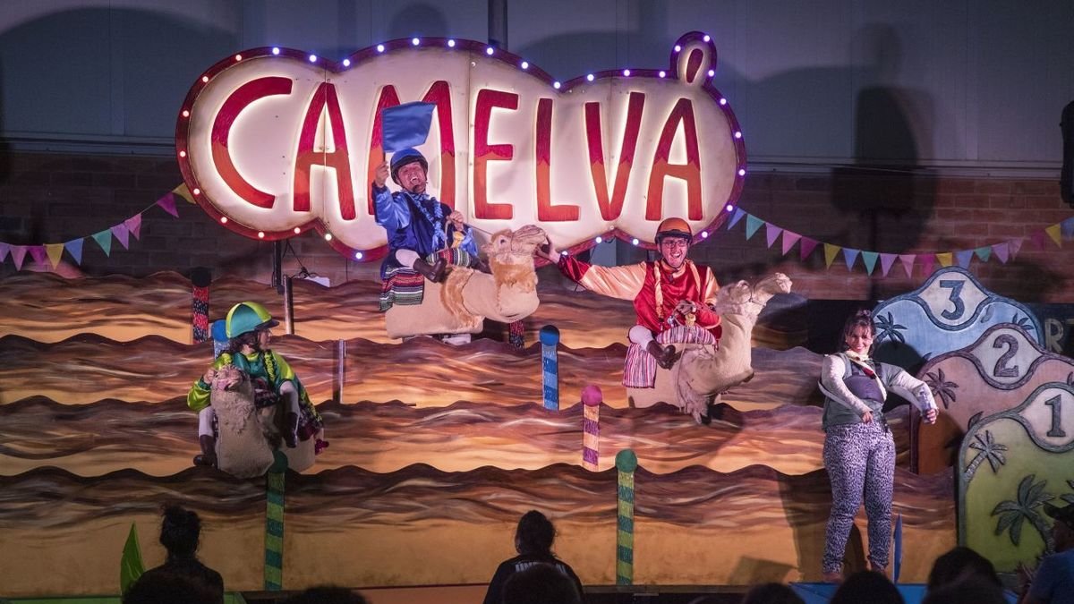 Unos 300 espectadores disfrutaron el jueves de ‘Camelvà’ en la pista de verano de Castellserà. - LAIA PEDRÓS