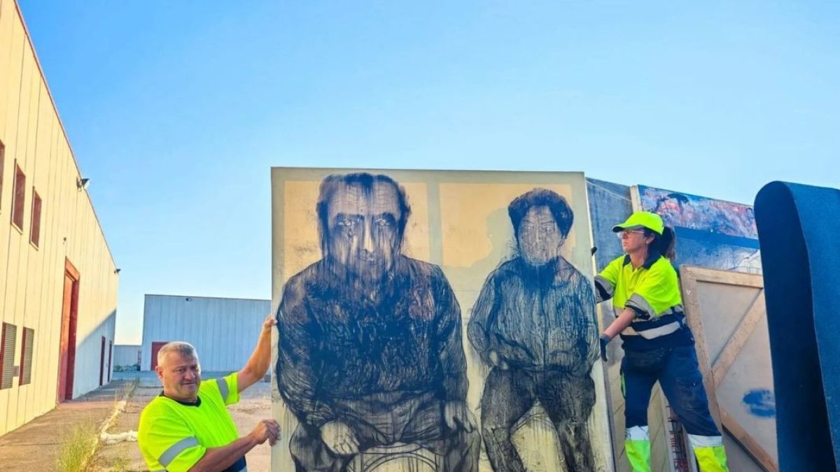 Operarios municipales de Les Borges colaboraron en la mudanza de lienzos de Gregorio Iglesias. - AYUNTAMIENTO DE LES BORGES BLANQUES