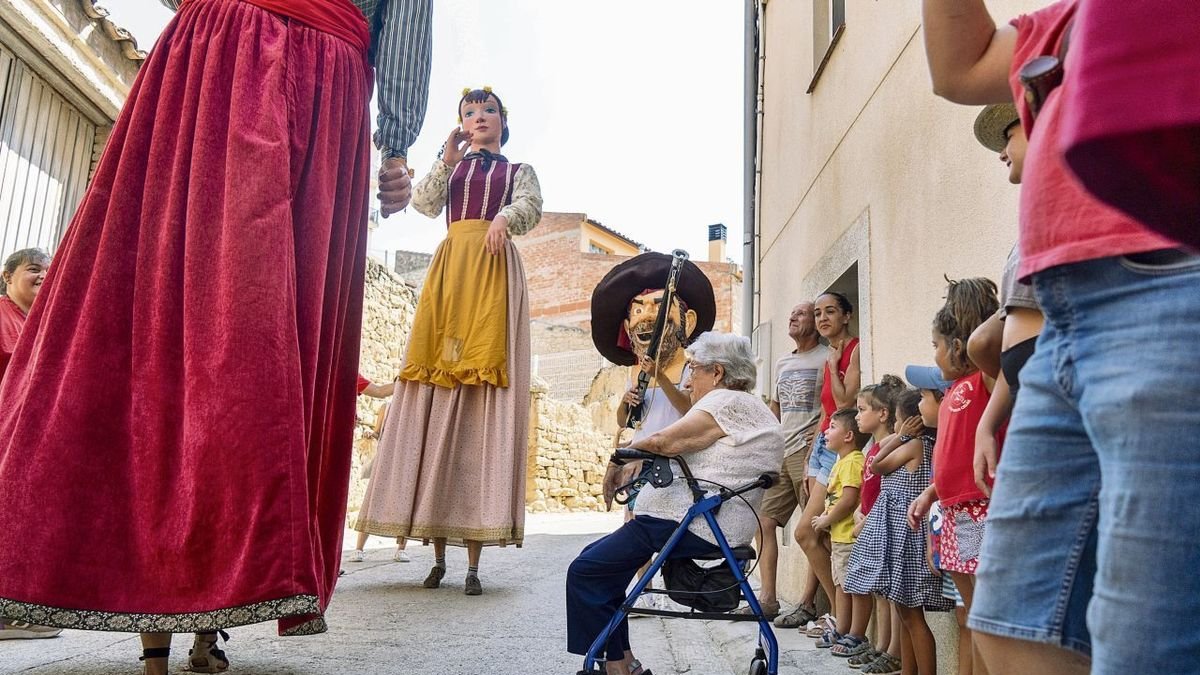 La comparsa de gigantes dedicando un baile a una de las vecinas de la localidad. - PAU PASCUAL PRAT