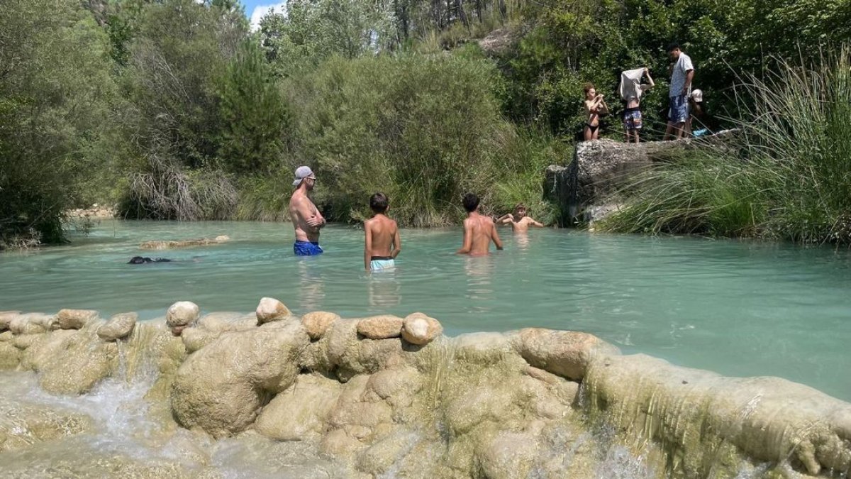 Turistas refrescándose en las pozas de la Baronia de Rialb. - C. SANS