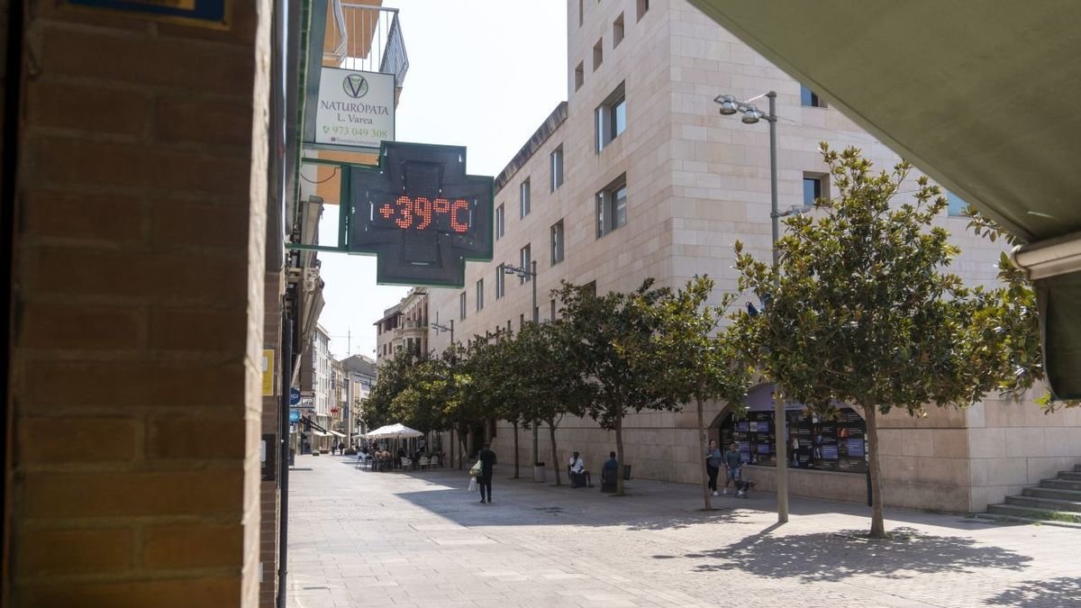 Un termómetro, ayer en un Eix Comercial de Lleida casi desierto. - AGENTES RURALES