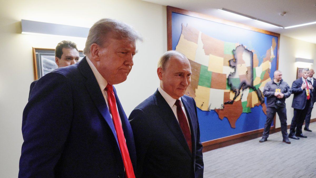 El presidente ruso, Vladímir Putin y su homólogo estadounidense, Donald Trump, tras su reunión en la Base Conjunta Elmendorf-Richardson, en Anchorage (Alaska, EE.UU.).