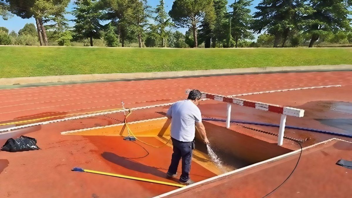 Mantenimiento en la pista de atletismo de Les Basses. - AJUNTAMENT DE LLEIDA