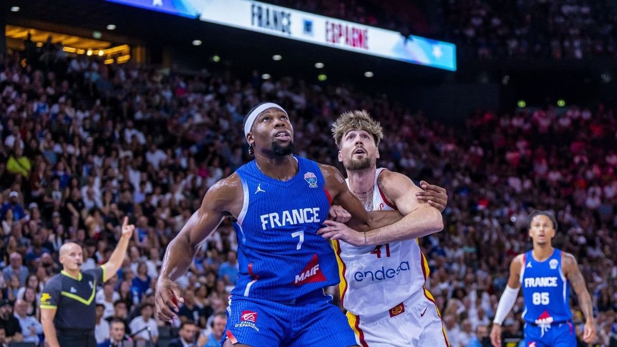 Juancho Hernangómez pugna un rebote con el francés Yabusele. - EFE