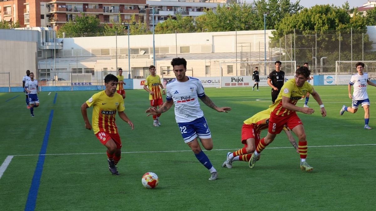 Óscar, del Mollerussa, persiguiendo un balón frente a tres defensores del Vilafranca - JOAN GÓMEZ