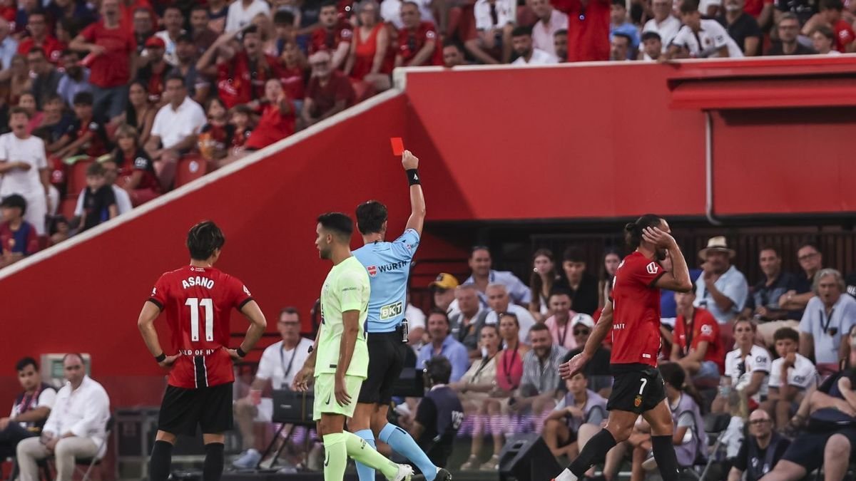 Momento en que el colegiado expulsa a Muriqi. - EFE