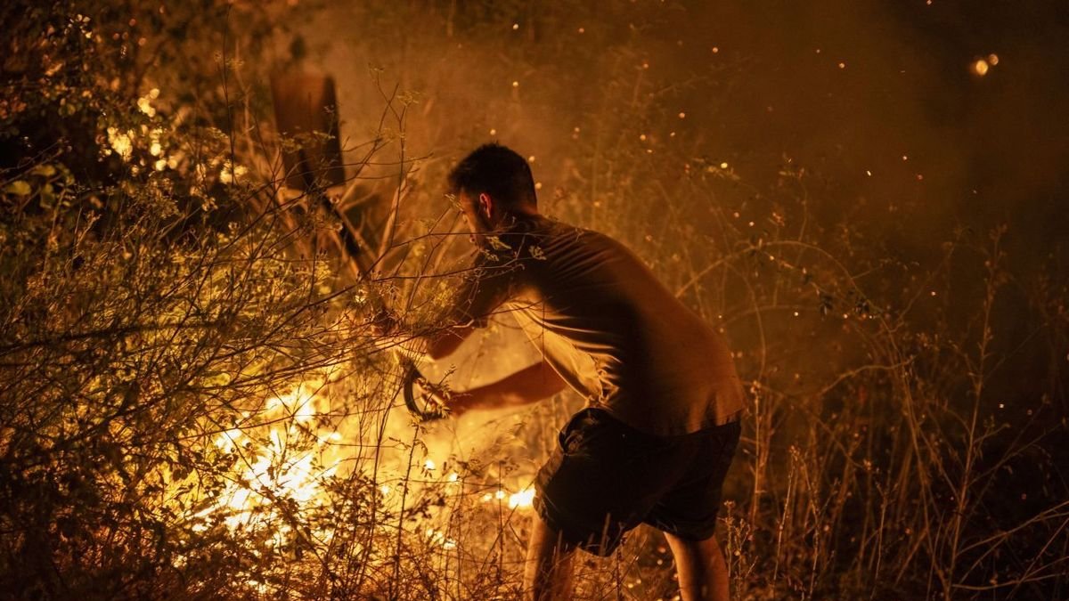 Un hombre realiza labores de extinción en el incendio forestal de A Rúa (Ourense) . - PRESIDENCIA DEL GOBIERNO