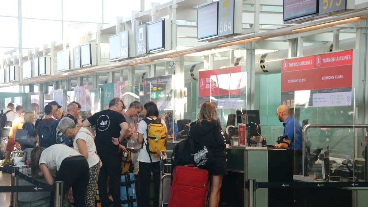 Colas en algunas ventanillas de facturación de equipaje. - MARIA ASMARAT/ACN