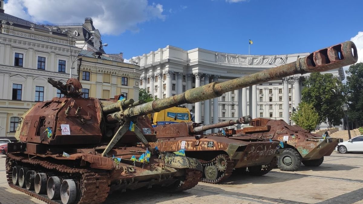Blindados rusos destruidos y expuestos en el centro de Kyiv. - EFE/ ROSTYSLAV AVERCHUK
