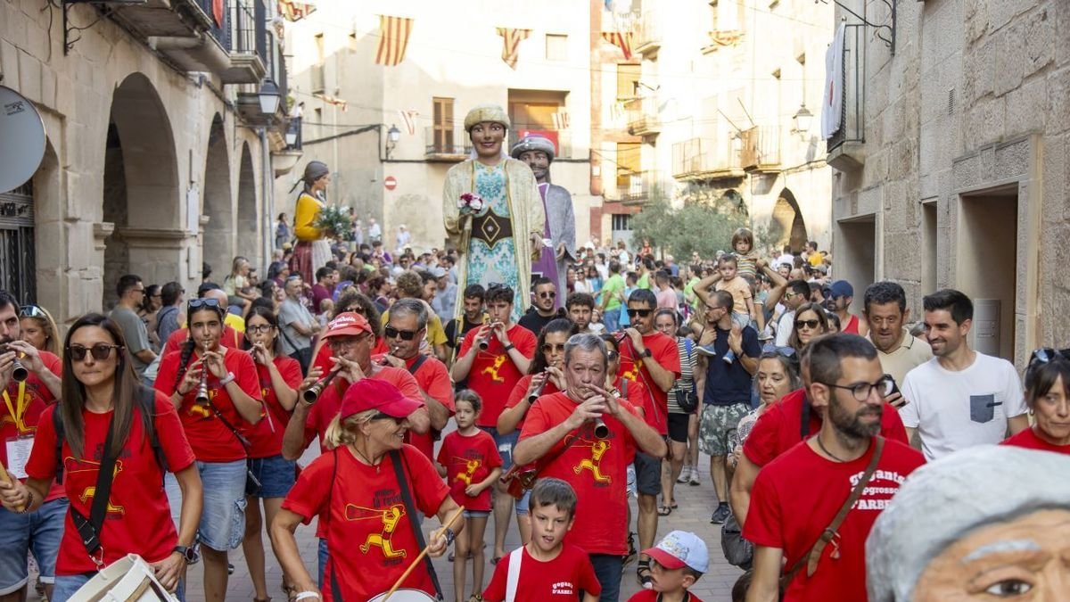 Arbeca. La cultura popular fue la protagonista ayer en las calles del municipio, con la Trobada Gegantera i Grallers. - EDGAR ALDANA