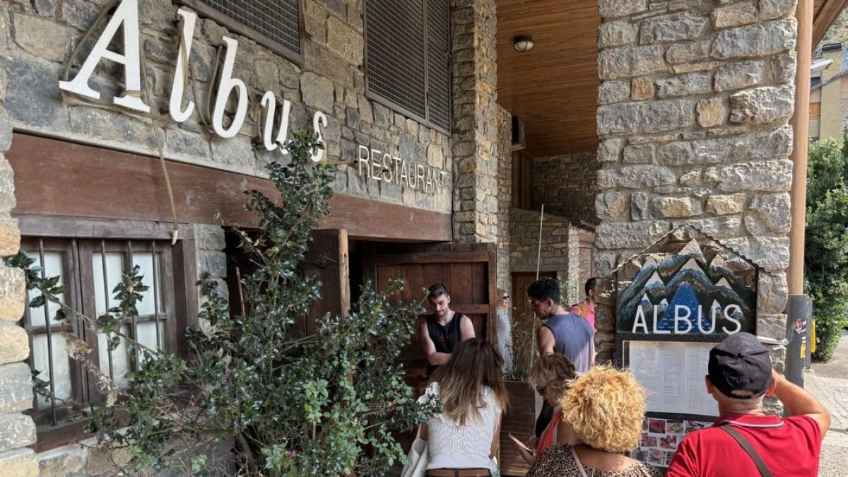 Cola a la entrada de un restaurante del Pirineo durante el puente festivo. - EDGAR ALDANA