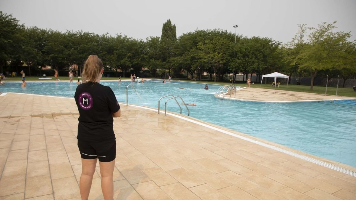 Una vigilante de una empresa de seguridad privada en las piscinas de Tàrrega. - C.MARSIÑACH