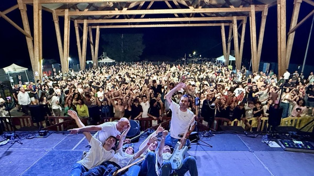 Los componentes del Grup de Versions Bandidos se fotografiaron con su público en Rialp. - AJUNTAMENT EL PALAU D’ANGLESOLA