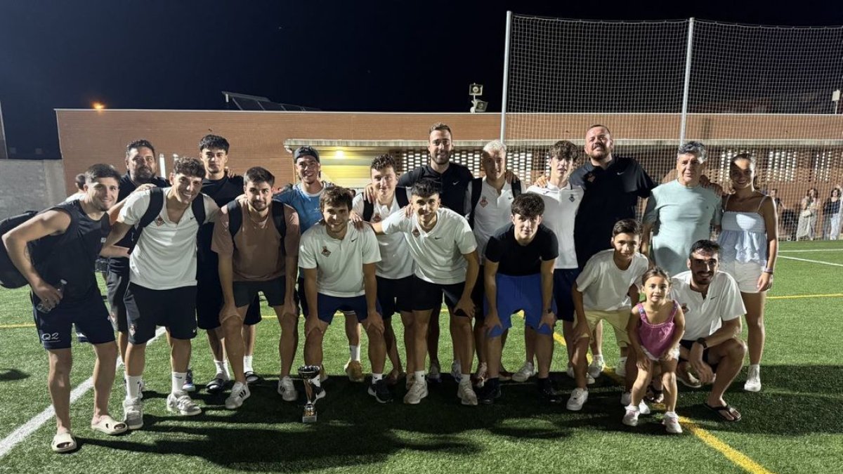 La plantilla del Balaguer celebra el título conseguido en Golmés. - J.B.