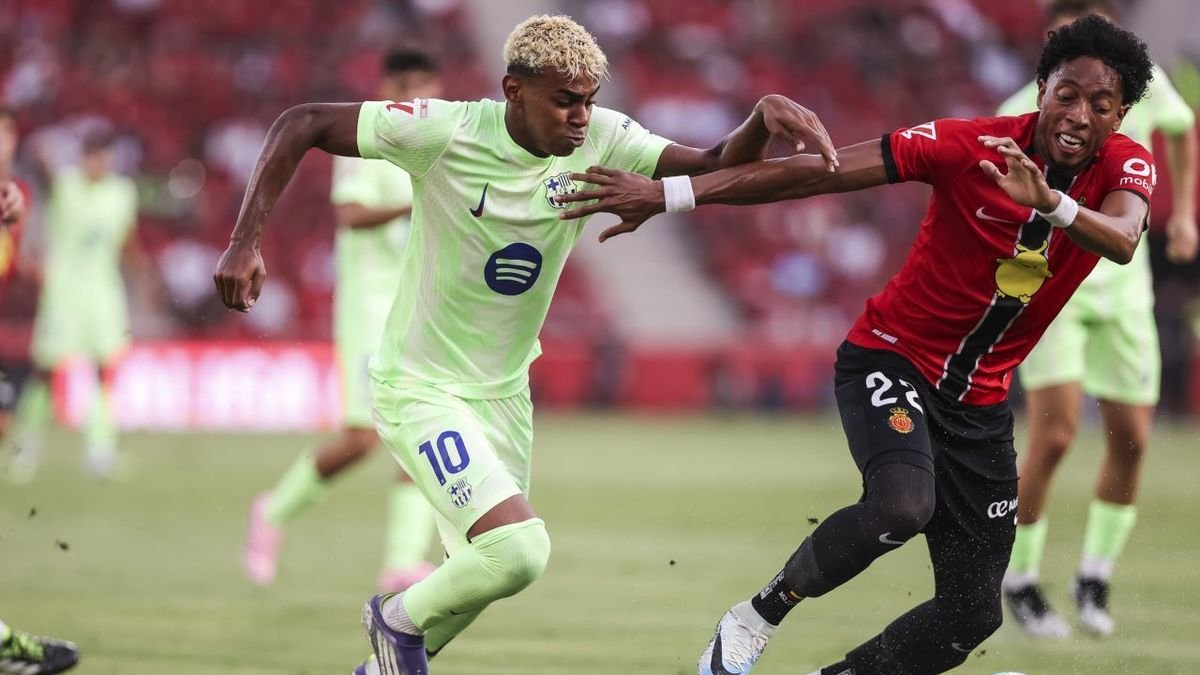 Lamine Yamal, en una acción del partido ante el Mallorca, el sábado en Son Moix. - EUROPA PRESS
