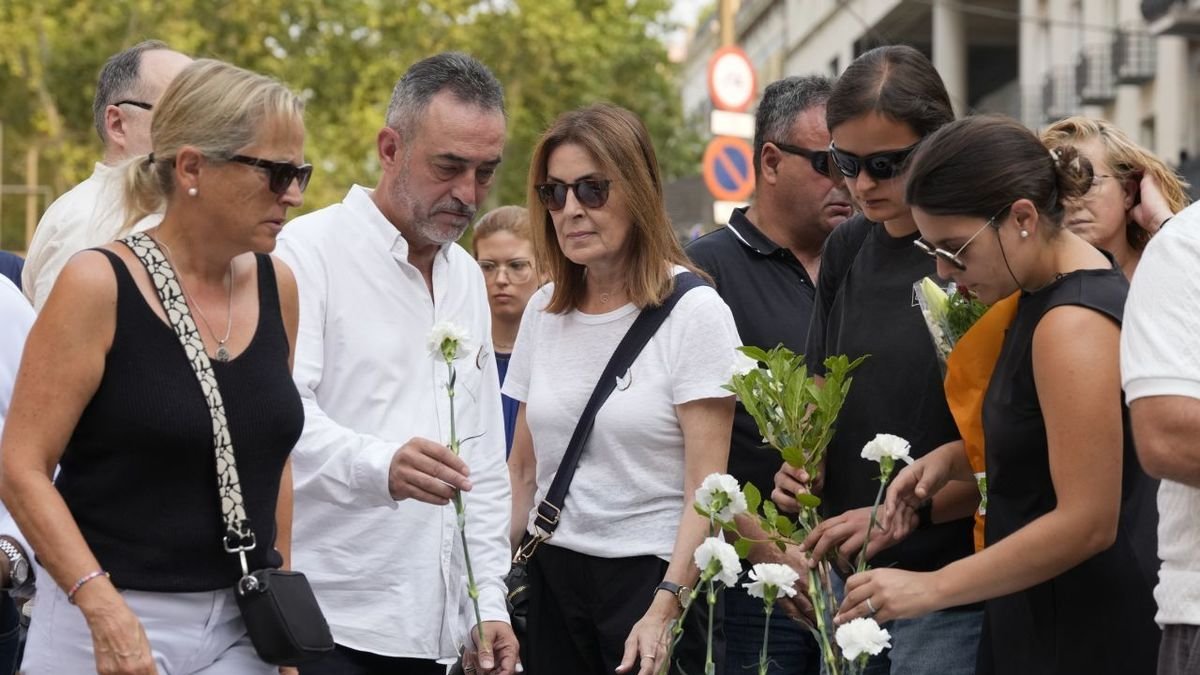 Familiares de las víctimas depositan flores en el homenaje por el 8º aniversario del 17A en Barcelona. - EFE/ ALEJANDRO GARCÍA