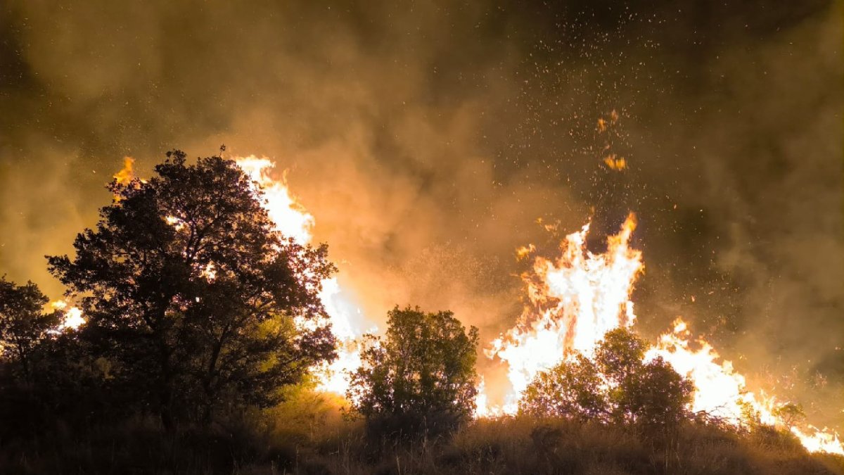 Una imagen del incendio en Castell de Mur esta noche.