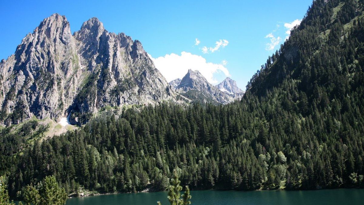 Sant Maurici, tot un emblema del Pirineu, amb la muntanya dels Encantats.