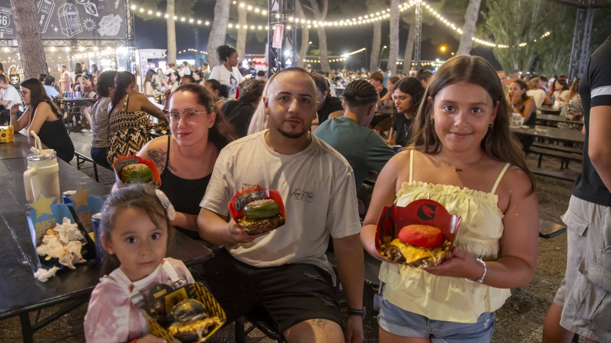 Una familia, este domingo en Lleida en The Champions Burger.