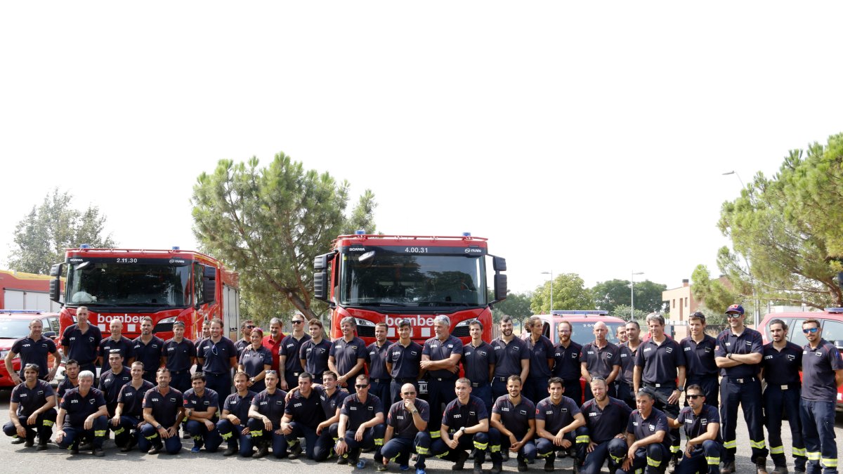 Los efectivos y algunos vehículos de los Bombers de la Generalitat concentrados en el parque de Bomberos de Lleida, antes de desplazarse a los incendios de la península.