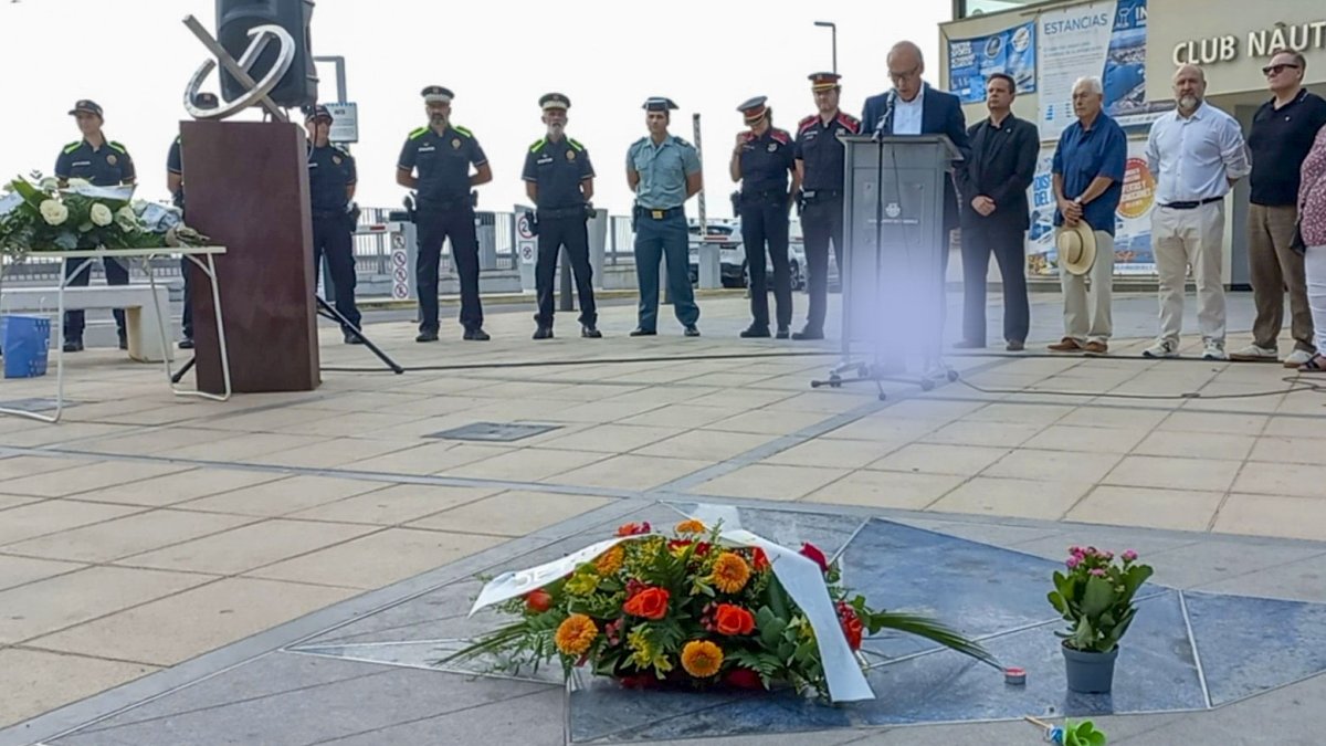 Cambrils ha rendido homenaje este lunes a las víctimas de los atentados yihadistas de 2017, en los que murió una mujer zaragozana de 67 años que estaba de vacaciones con su familia en este municipio costero.