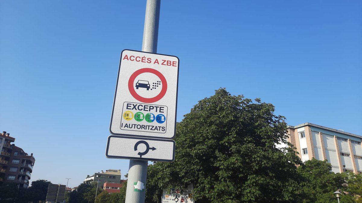 Una señal que indica la entrada en la Zona de Bajas Emisiones de Girona.