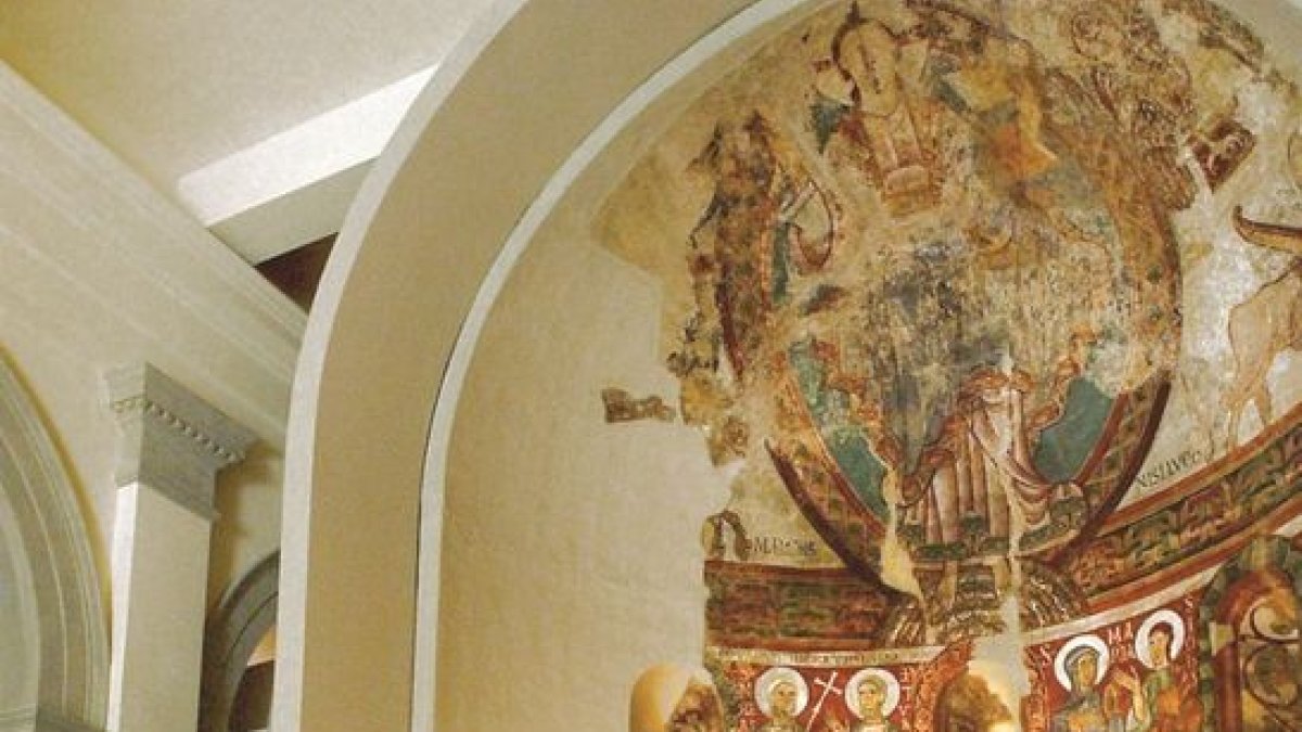 Carbonell, en el MNAC ante las pinturas de Sant Pere de La Seu. - LLEONARD DELSHAMS