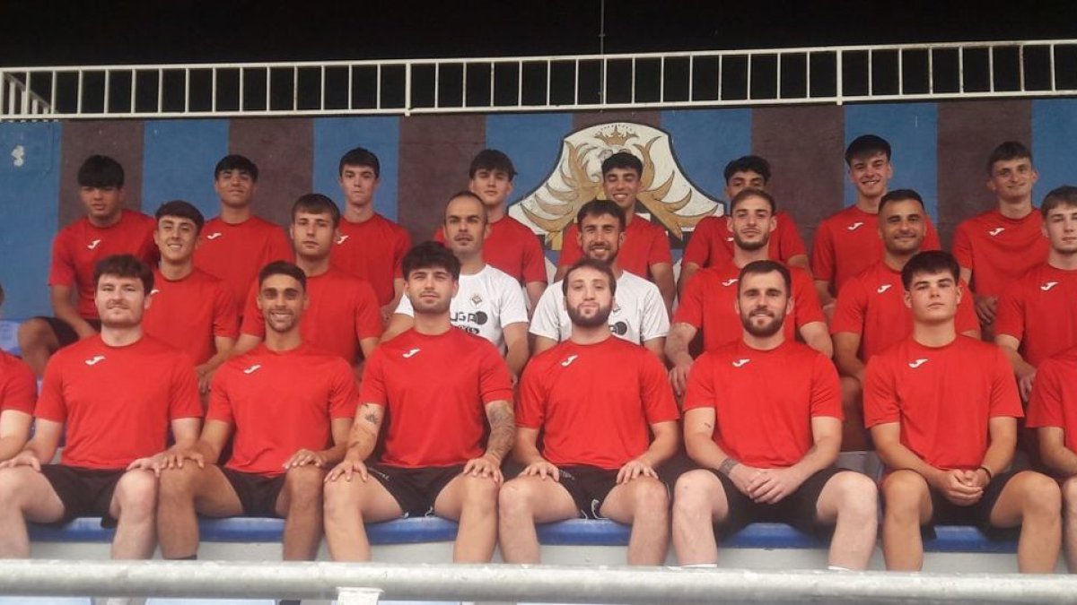 Los jugadores y técnicos del Tàrrega que comenzaron ayer la pretemporada. - FRANCESC GASULL