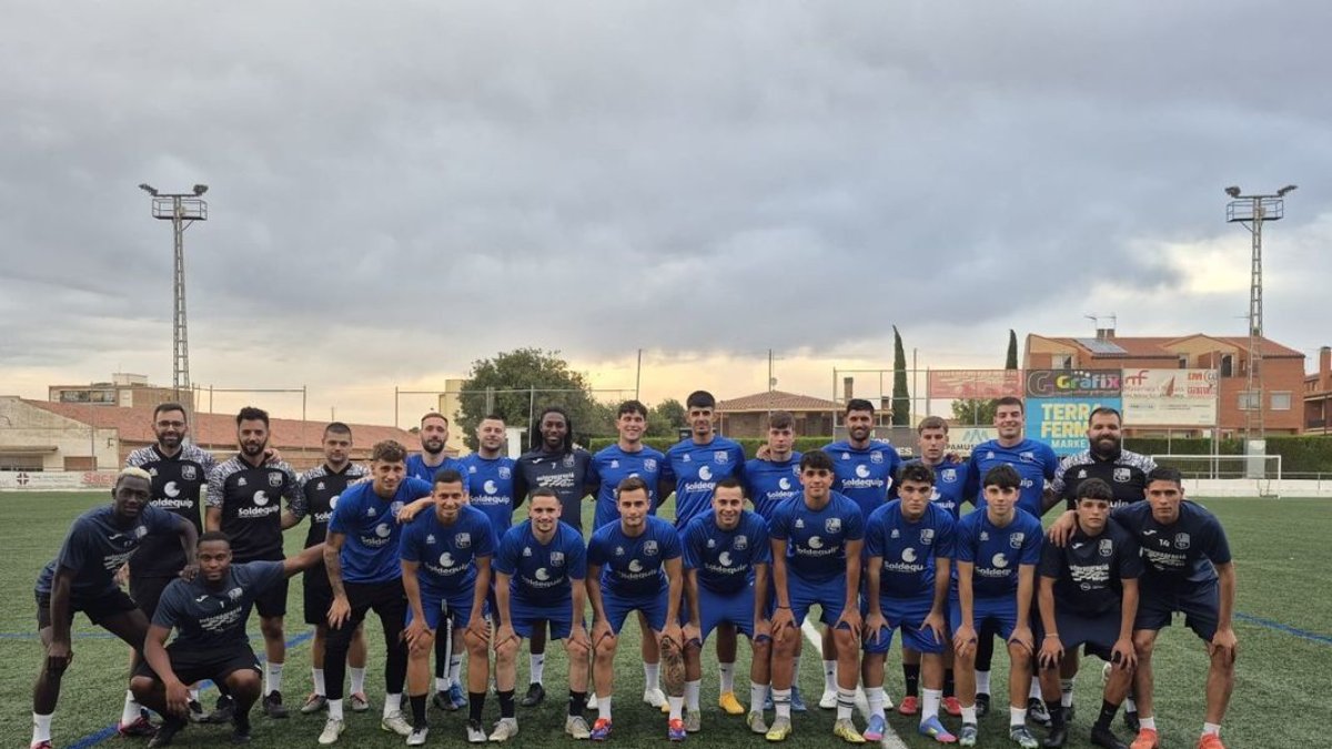 Los jugadores y técnicos del Borges ayer antes de comenzar el primer entrenamiento de la pretemporada.