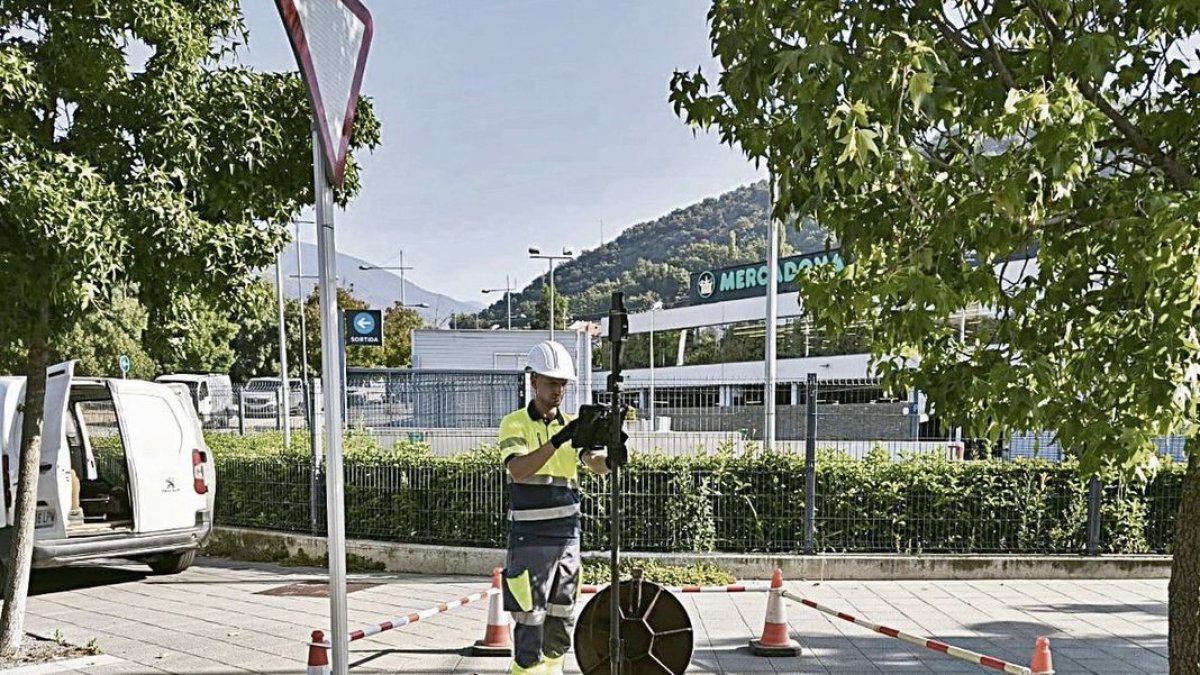 Els operaris d’Agbar treballen aquests dies a la ciutat. - AGBAR