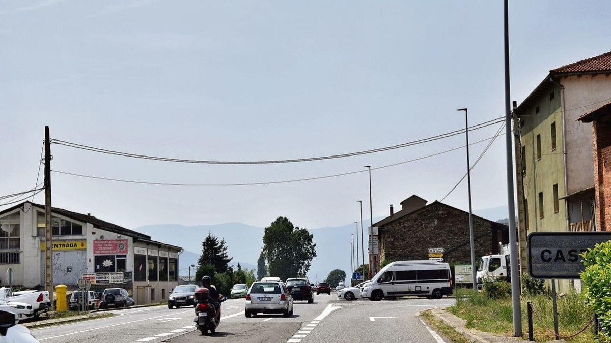 El cruce de la N-260 a su paso por Montferrer presenta un volumen importante de circulación. - C.SANS