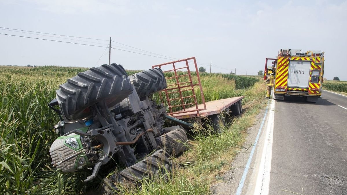 El tractor va bolcar ahir al migdia al punt quilomètric 133,5 de la C-53 en sentit Tàrrega. - LAIA PEDRÓS