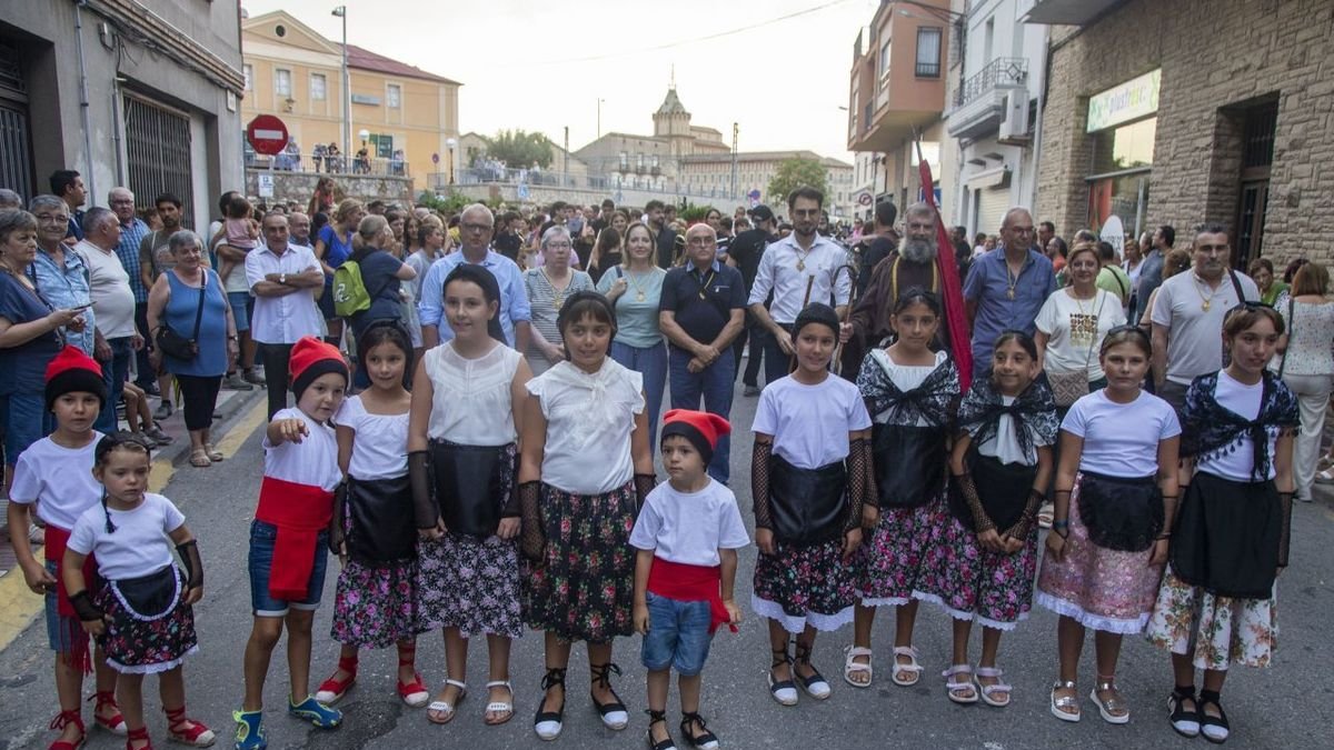 Els nens amb robes tradicionals, l’anacoreta de Sant Magí encarnada per Jordi Casado i les autoritats van encapçalar la comitiva. - LAIA PEDRÓS
