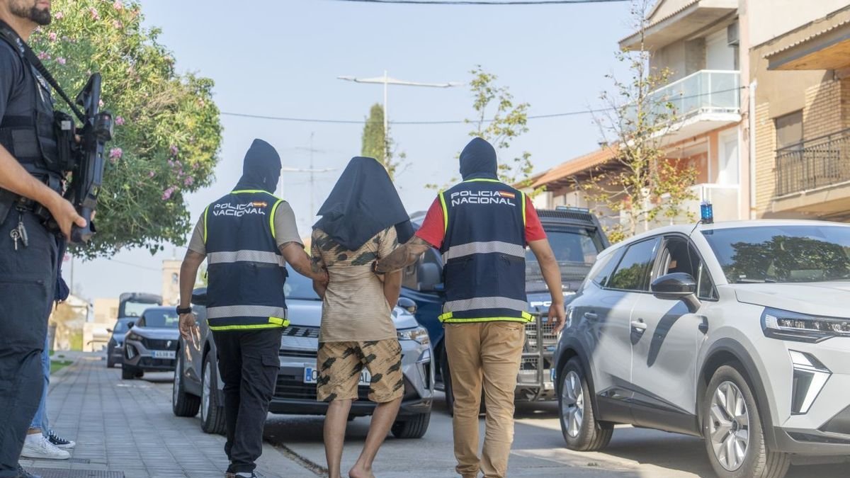 Uno de los detenidos jueves pasado para|por la Policía Nacional en Vallfogona de Balaguer. - PAZ PASCUAL PRAT