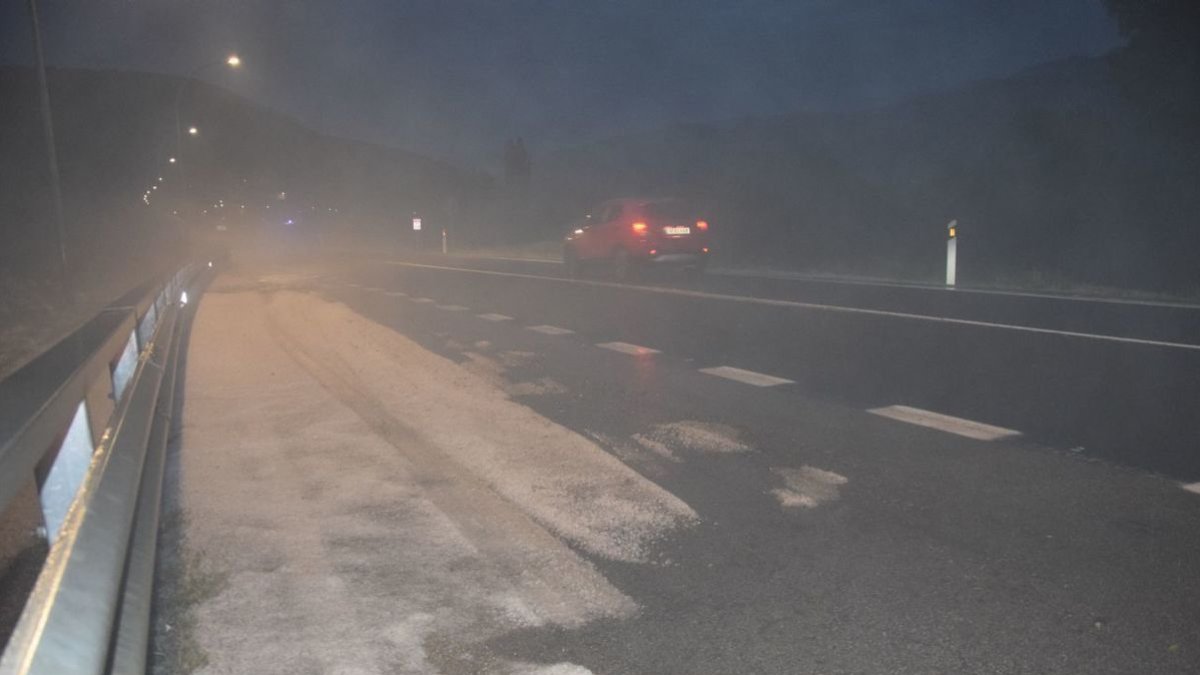 Acumulació de granís ahir després de la tempesta a la carretera N-260 al seu pas per la Seu d’Urgell.. - C. SANS