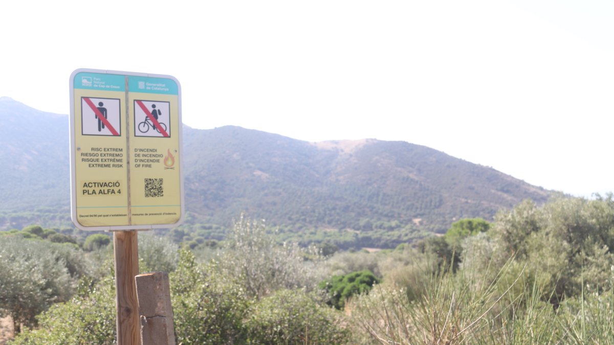 Un cartel de restricciones por el nivel 4 del Plan Alfa.