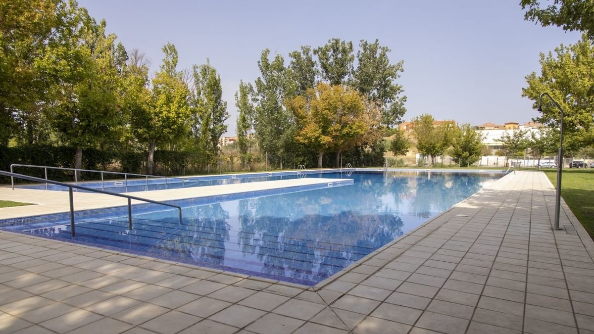 Las piscinas de Balàfia, vacías de bañistas ayer al tener que aplicarse tratamientos químicos. - JORDI ECHEVARRÍA