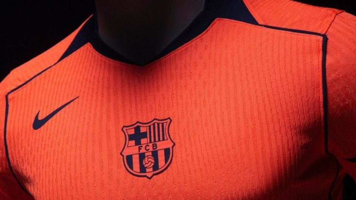 El Barça reveló la tercera equipación que homenajea al sextete. - FC BARCELONA
