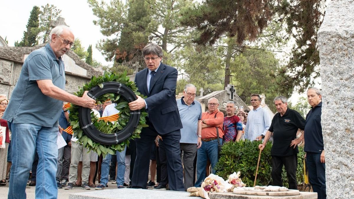 Carles Puigdemont en l’ofrena floral a Pompeu Fabra a Prada de Conflent. - EUROPA PRESS