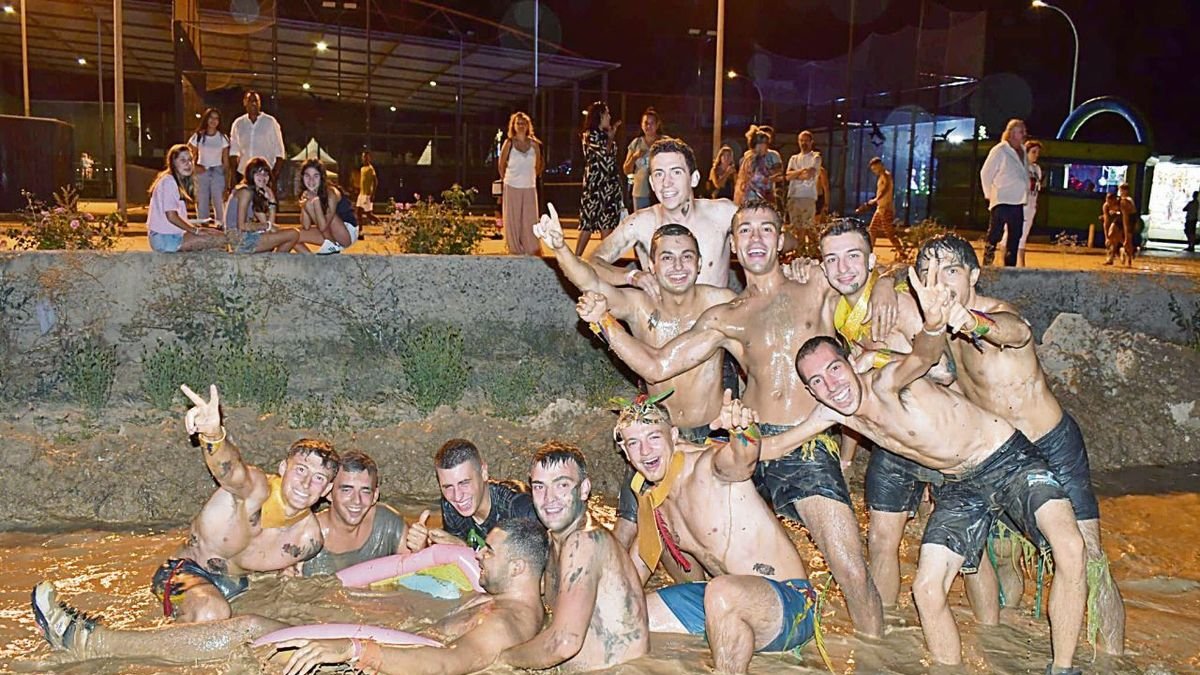 Los jóvenes participaron activamente en las pruebas, una de ellas en una pista de barro. - J.R.TARRAGÓ