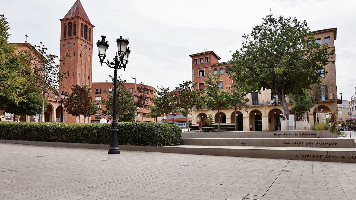 Baldosas rotas en pleno centro de Mollerussa. ; Array